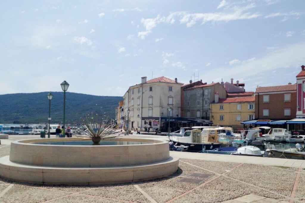Holiday home Atraktivna Kuca Sa Saunom I Grijanim Jacuzzijem Cres